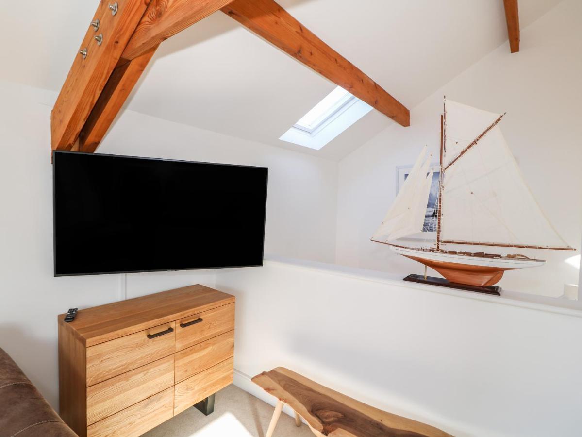 Bay View Villa Holyhead Bagian luar foto