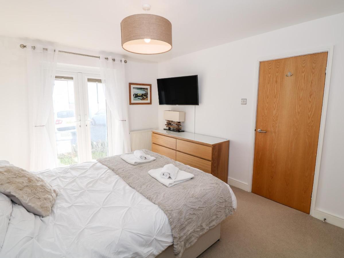 Bay View Villa Holyhead Bagian luar foto
