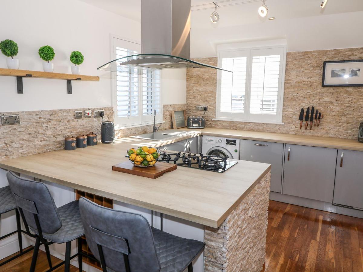 Bay View Villa Holyhead Bagian luar foto